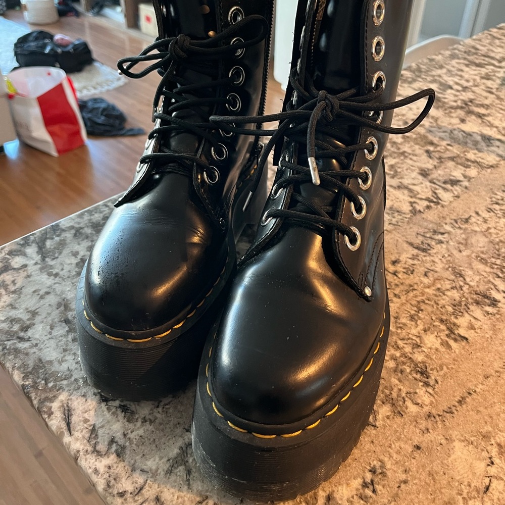 Dr. Martens Jadon max platform boot